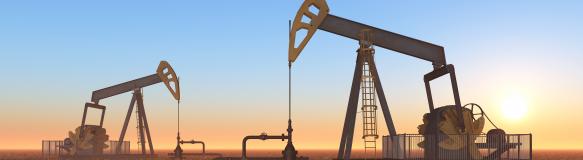 Ölpumpen bei Sonnenuntergang - Erdöl ist einer von mehreren Primärenergieträgern. (Bildquelle: Michael Rosskothen - Adobe Stock)