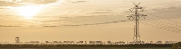 Freileitung am abendlichen Horizont (Quelle: StMWi)