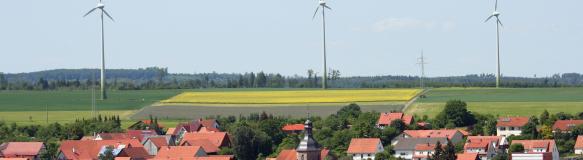 Windenergieanlagen in der Nähe einer Kommune (Bildquelle: orhch - istock) Windenergieanlagen in der Nähe einer Kommune (Bildquelle: orhch - istock)