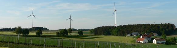 Windräder in der Landschaft neben Dorf und Wald (Bildquelle: Armin Nefzger, LfU) Windräder in der Landschaft neben Dorf und Wald (Bildquelle: Armin Nefzger, LfU)