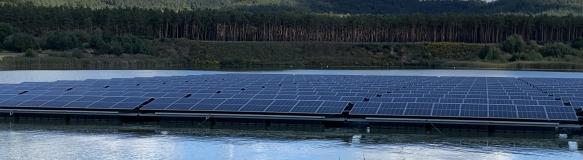 Windräder und schwimmende PV-Anlage (Bildquelle: LENK)