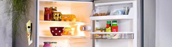 Ein geöffneter Kühlschrank mit Lebensmitteln (Quelle: cm photodesign)