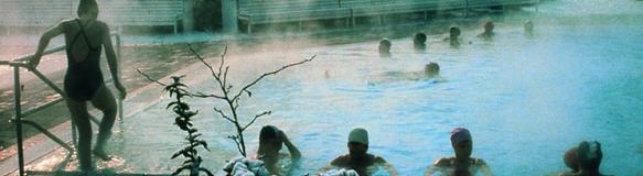 Menschen im Außenbecken eines Thermalbades (Quelle: Bayerisches Landesamt für Umwelt)