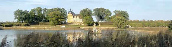 Blick auf Schloss Seehof aus Südosten über die Weiherlandschaft (Bildquelle: Thomas Gunzelmann) Blick auf Schloss Seehof aus Südosten über die Weiherlandschaft (Bildquelle: Thomas Gunzelmann)