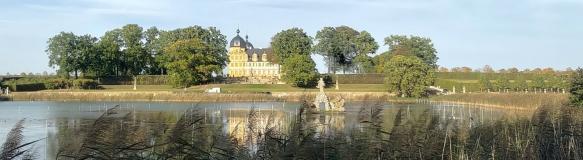 Blick auf Schloss Seehof aus Südosten über die Weiherlandschaft (Bildquelle: Thomas Gunzelmann)