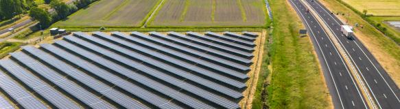 Photovoltaik-Anlage neben einer Straße (Bildquelle: Thomas – stock.adobe.com). Photovoltaik-Anlage neben einer Straße (Bildquelle: Thomas – stock.adobe.com).