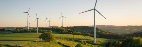 Windenergieanlagen in der Landschaft (Bildquelle: Anselm - stock.adobe.com).