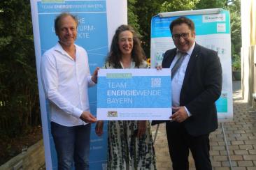 Übergabe der Urkunde 'Gestalter im Team Energiewende Bayern' von Energiestaatssekretär Tobias Gotthardt (1. v. r.) an Familie Schilling (Quelle: StMWi)