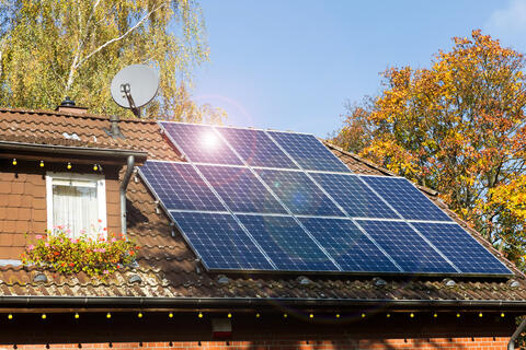 Dach mit Photovoltaik-Anlage (Bildquelle: photowahn - stock.adobe.com) Dach mit Photovoltaik-Anlage (Bildquelle: photowahn - stock.adobe.com)