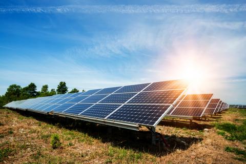 Eine Photovoltaik-Freiflächenanlage mit Sonne (diyanadimitrova - Fotolia.com) Eine Photovoltaik-Freiflächenanlage mit Sonne (diyanadimitrova - Fotolia.com)