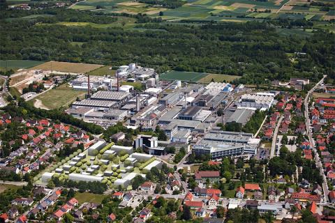 Luftbild vom SGL-Werk in westliche Richtung. Das Neubaugebiet ist modellhaft angedeutet. (Quelle: SGL Carbon GmbH, Meitingen, 2017)