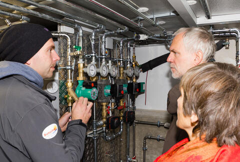 Exkursion zu einem vorbildhaft sanierten Haus, Vorortberatung im Heizraum (Quelle: Energie-Atlas Bayern)