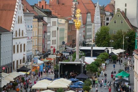 Blick von oben auf die beiden Bühnen am Theresienplatz in Straubing. (Quelle: Armin Weigel)