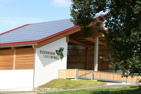 Auf dem Dach des Biomasseheizwerks ist zusätzlich eine Photovoltaikanlage installiert. (Quelle: Energie-Atlas Bayern)