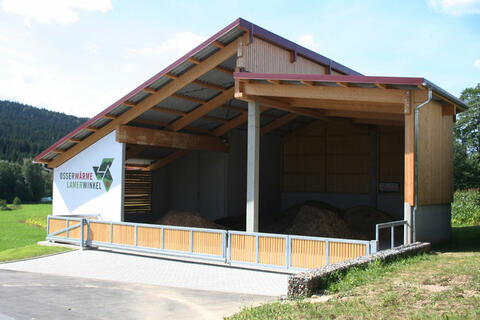 Das Biomasseheizwerk in Lam versorgt Hallenbad und Doppelturnhalle mit regenerativer Wärme. (Quelle: Energie-Atlas Bayern)