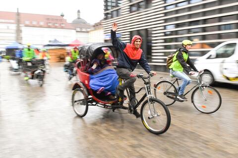 Trotz Regen haben sich viele passend gekleidete Menschen für die Fahrradkundgebung gefunden. (Quelle: Tobias Hase) Start der - Tour mit Herz - des Deutschen Zentrums für Herzinsuffizienz (Quelle: Tobias Hase)