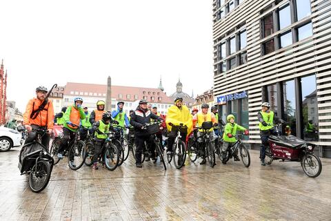Bürgermeister Dr. Adolf Bauer ließ es sich nicht nehmen, die Fahrradkundgebung zu eröffnen. Bürgermeister Dr. Adolf Bauer inmitten der Radlerinnen und Radler (Quelle: Tobias Hase)