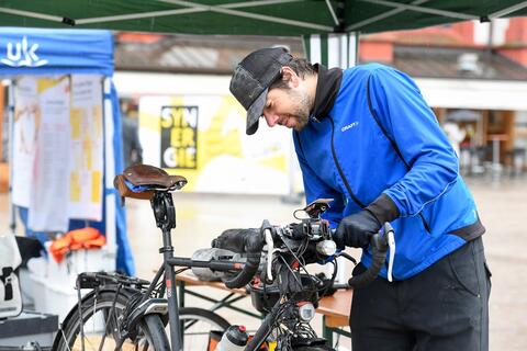 Gute Fahrräder sind reparierte Fahrräder: Freirad, Selbsthilfewerkstatt und der Umsonstladen unterstützen dabei. Fahrrad reaparieren (Quelle: Tobias Hase)