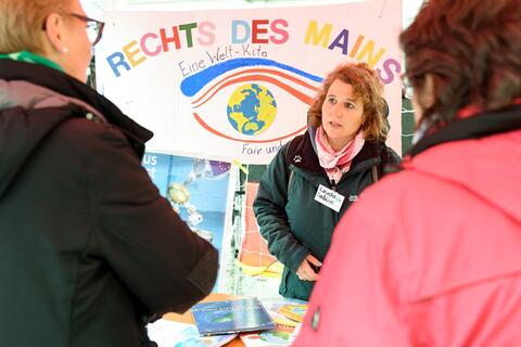 In Würzburg gibt es die dritte Eine-Welt-Kita Bayerns: den Kindergarten "Rechts des Main". Frau Leuchs erklärt, was das bedeutet. Eine-Welt-Kindergarten Rechts des Mains (Quelle: Tobias Hase)