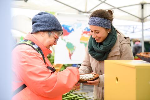 So sieht eine echte Kakaofrucht aus. foodsharing.de - Ortsgruppe Würzburg (Quelle: Tobias Hase)