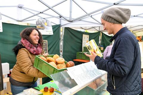 foodsharing.de - die Ortsgruppe Würzburg rettet Lebensmittel - keiner weiß, warum die in den Müll sollten. foodsharing.de - Ortsgruppe Würzburg (Quelle: Tobias Hase)