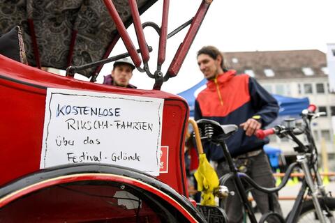 Noch nie Rikschafahren ausprobiert? Heute ging es einmal über das Gelände des Synergie-Festivals. Kostenlose Rikschafahrten über das Gelände des Synergie-Festivals (Quelle: Tobias Hase)