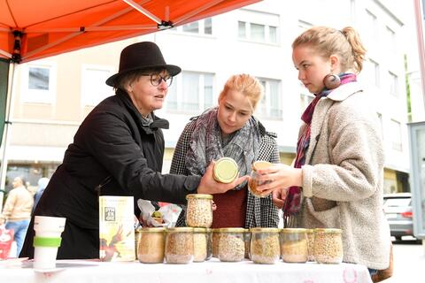 Zwei Besucherinnen erfahren alles über die Zutaten für die leckeren vegetarischen Kuchen - und die Rezepte gibt’s hier: https://www.wuerzburg.greenpeace.de/artikel/synergie-festival (Quelle: Tobias Hase) 