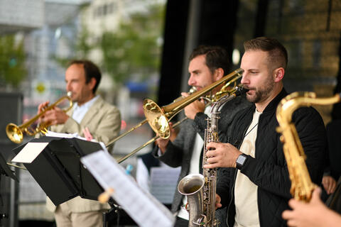 Jazzed Married unterhalten an der Ladestation (Quelle: Tobias Hase)