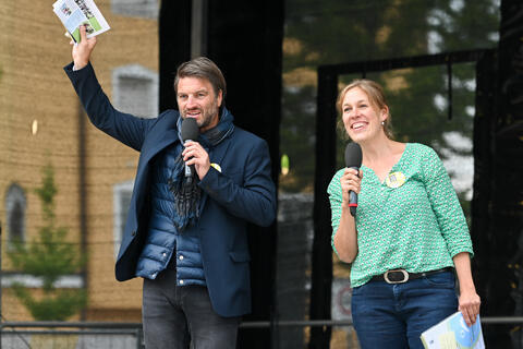 73.373 km: Siegerehrung Stadtradeln mit Mobilitätsmanagerin Veronika Winkler und Moderator Nicolas Foltin (Quelle: Tobias Hase)