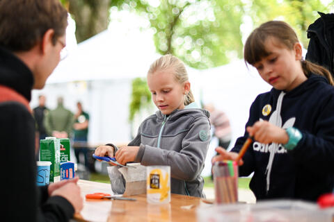 TetraPak-Kunst: Upcycling für Kinder mit dem Jugendtreff Kolbermoor (Quelle: Tobias Hase)