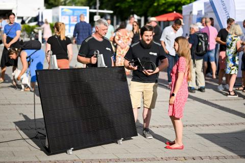 Beratung zu Balkon-PV. (Quelle: Tobias Hase)