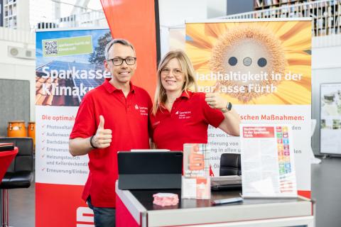 Zwei Mitarbeiter der Sparkasse Fürth vor ihrem Stand beraten zum Klimakredit (Quelle: Daggi Binder, maizucker.de)