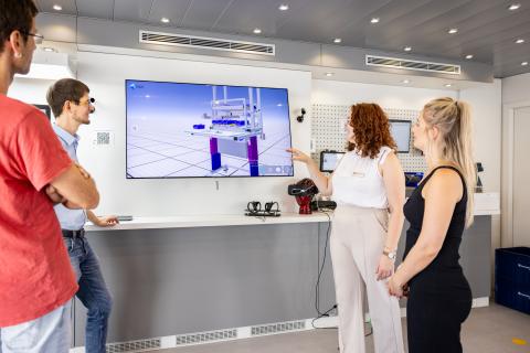 Die Mitarbeiterin des Mittelstand digital Zentrums Augsburg zeigt eine Demonstration am Bildschirm. (Quelle: Daggi Binder, maizucker.de)