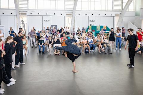 Ein breakdancender Jugendlicher zeigt vor Publikum, was er kann. (Quelle: Daggi Binder, maizucker.de)