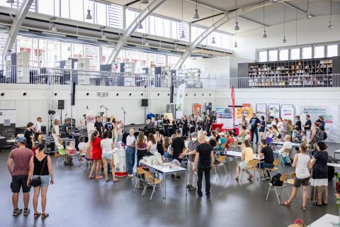 Viele Zuschauerinnen und Zuschauer bewundern die Breakdancer in der Halle (Quelle: Daggi Binder, maizucker.de)