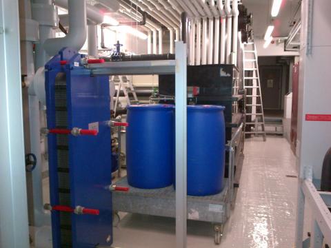 Die Grundwasser-Sanierungsanlage mit Rohren, Pumpen und dem Wärmetauscher (Quelle: Energie-Atlas Bayern)
