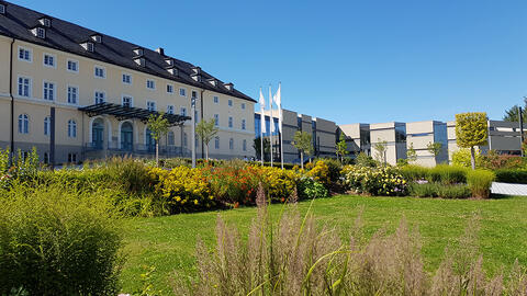 Das Gesundheitszentrum ALEXBAD mit modernem Neubau und dem renovierten Alten Kurhaus (Quelle: Gemeinde Bad Alexandersbad)