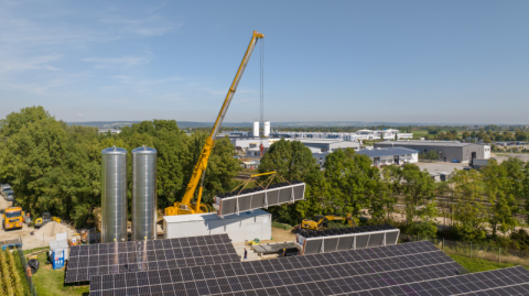 Anlieferung der neuen Wärmepumpe in Mertingen (Quelle: Felix Kille, GP JOULE Think GmbH & Co. KG)