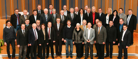 Energiecoaching in Oberfranken: Die ehemalige Bayerische Energieministerin Ilse Aigner (obere Reihe, 9. v. r.) bei der Auftaktveranstaltung mit den Teilnehmern. (Quelle: Matthias Hoch)