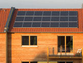 Wohnhaus mit einer auf dem Dach installierten Photovoltaik-Anlage (Quelle: BMU/ Brigitte Hiss) Pv-Anlage auf Hausdach