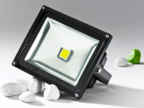 LED-Fluter haben eine sehr geringe Leistungsaufnahme und strahlen so hell wie herkömmliche Fluter (Quelle: cm photodesign). 