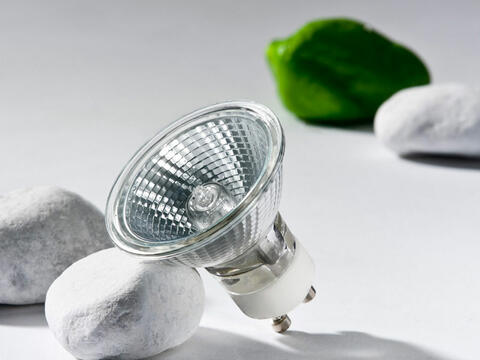 Halogen-Strahler sollte man gegen LED-Strahler austauschen, denn sie sind fast so ineffizient wie eine Glühlampe (Quelle: cm photodesign).