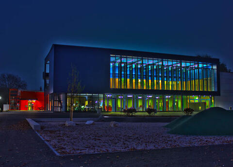 Aula und Bücherei bei Nacht (Quelle: Sven Huber)