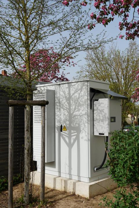 90 kWh „Second-Life“ Stromspeicher im Outdoor-Gehäuse vor dem Gebäude (Autor: Alexander Nordhus)