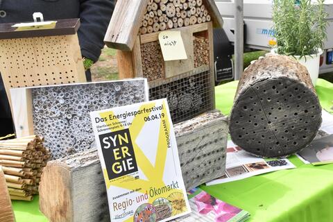 Mit Insektenhotels kann man Wildbienen schützen. (Quelle: LfU)