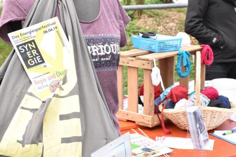 Wer Lust hatte, konnte sich am Stand des Nähcafés Dietenheim aus alten T-Shirts Einkaufstaschen basteln - eine tolle Upcycling-Idee. Upcycling von T-Shirts und anderen Stoffen. (Quelle: LfU)