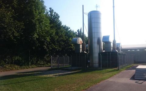 Satelliten-BHKW mit Pufferspeicher. (Quelle: Energie-Atlas Bayern)