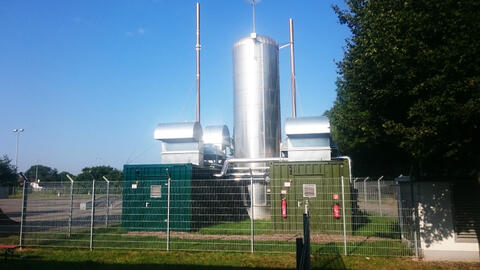 Das Blockheizkraftwerk mit Satellitencontainern. (Quelle: Energie-Atlas Bayern)