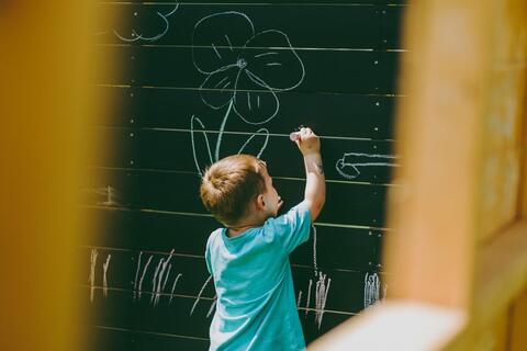 Die schwarze Malwand macht Kindern Spaß (Quelle: LfU)