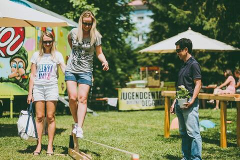 Große und kleine Kinder lassen sich auf die Slackline locken. (Quelle: LfU)